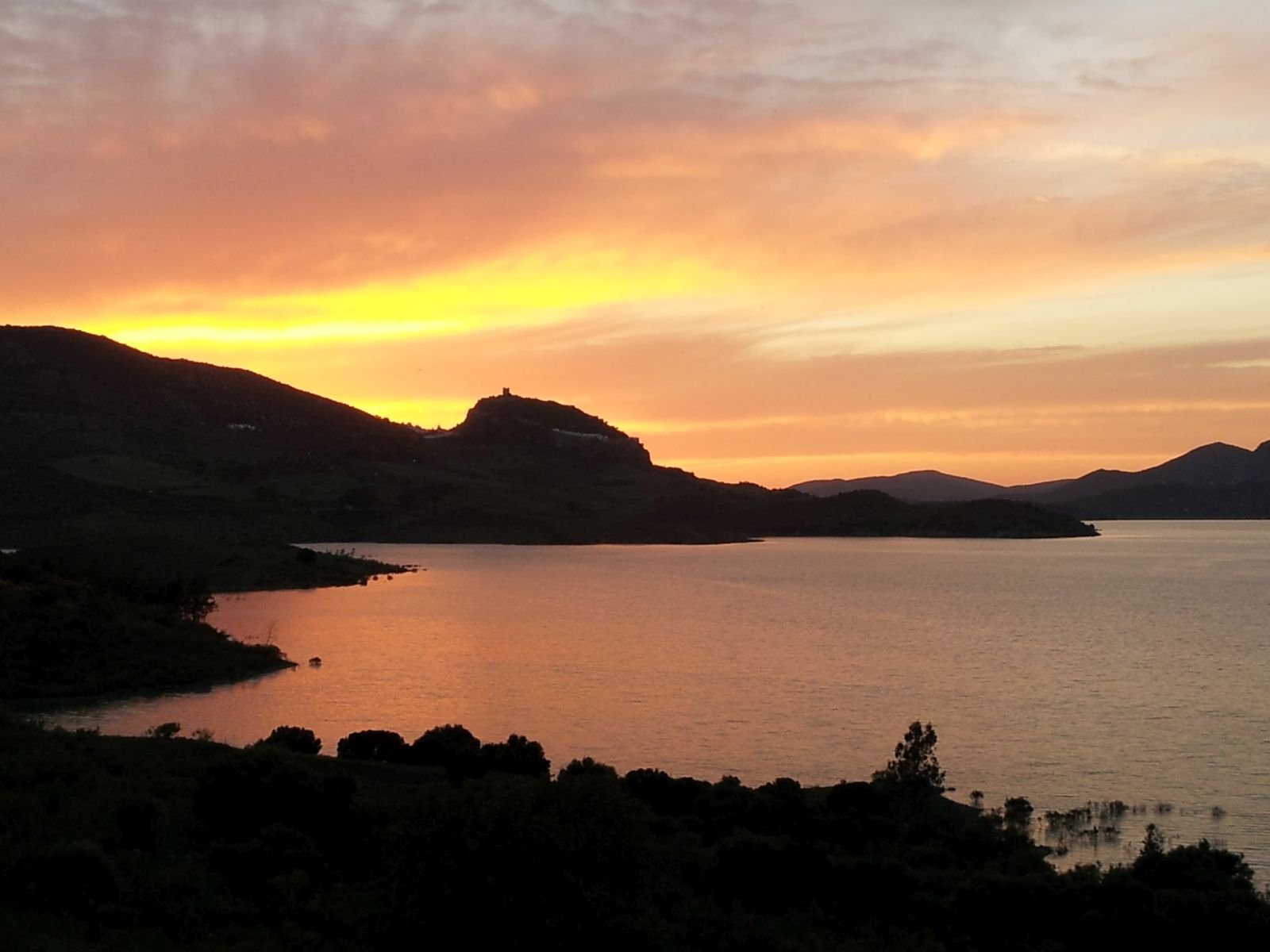 Atardecer en el embalse de Zahara de la Sierra