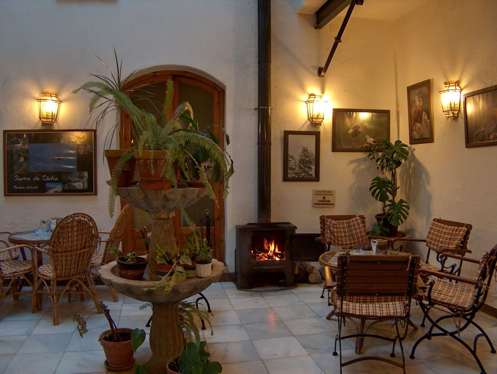 Patio con chimenea para las tardes de invierno